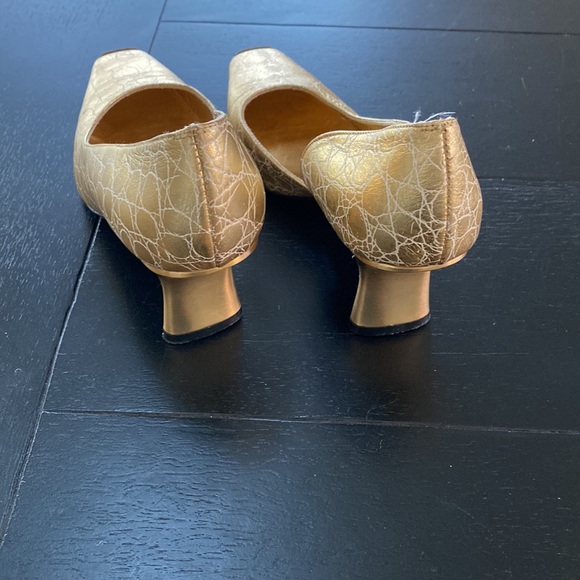 Timothy Hitsman VTG Gold Embossed Heels. Size 6 Medium - Picture 3 of 10